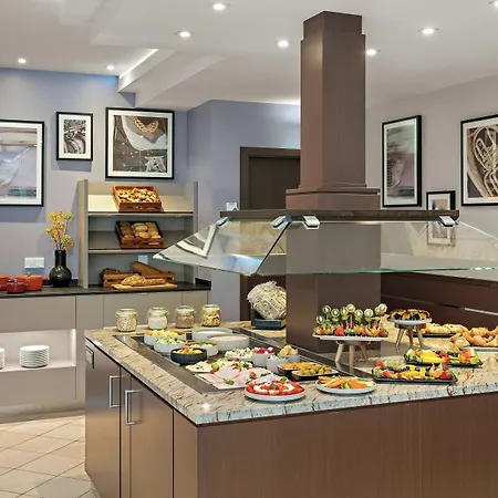 Leonardo Center 4*